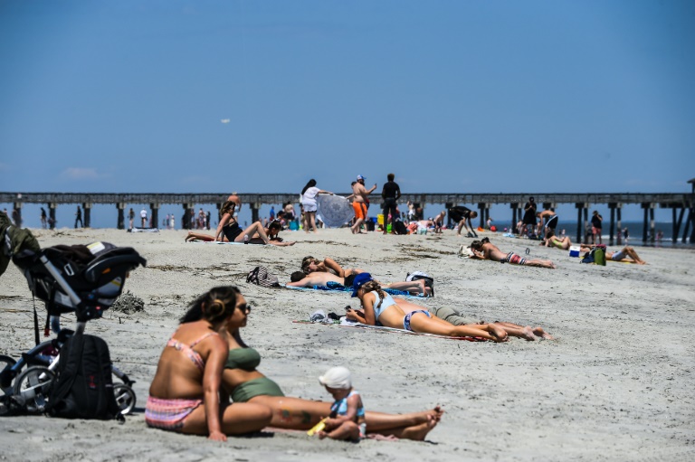 شاطئ في ولاية جورجيا، إحدى أول الولايات التي بدأت رفع الحجر، 25 أبريل 2020