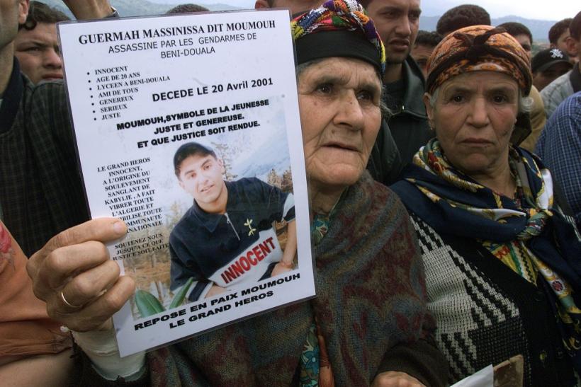 جدة الشاب ماسينيسا قرماح تحمل صورة طالب الثانوية الذي قتل برصاص الدرك في منطقة القبائل في صورة التقطت في 06 مايو 2001