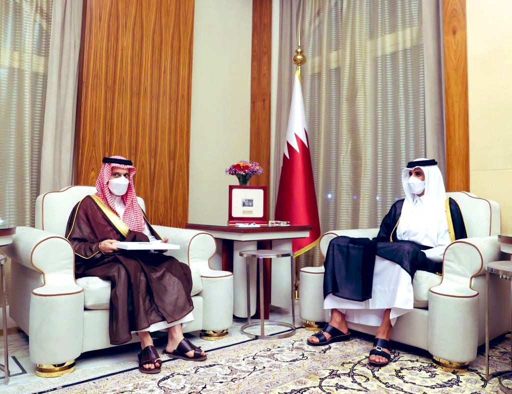 أمير قطر يتسلم دعوة من العاهل السعودي لزيارة المملكة