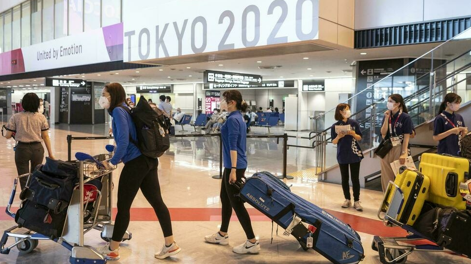 أفراد من البعثة الأميركية المشاركة في الألعاب الأولمبية يصلون الى مطار ناريتا في اليابان