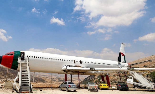 توأمان فلسطينيان يحولان طائرة بوينج 707 إلى مطعم في خطوة غير مسبوقة