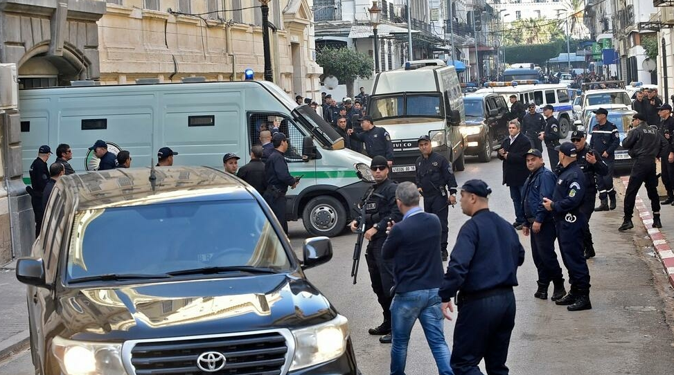قوات الشرطة الجزائرية أمام محكمة سيدي محمد بالعاصمة الجزائر
