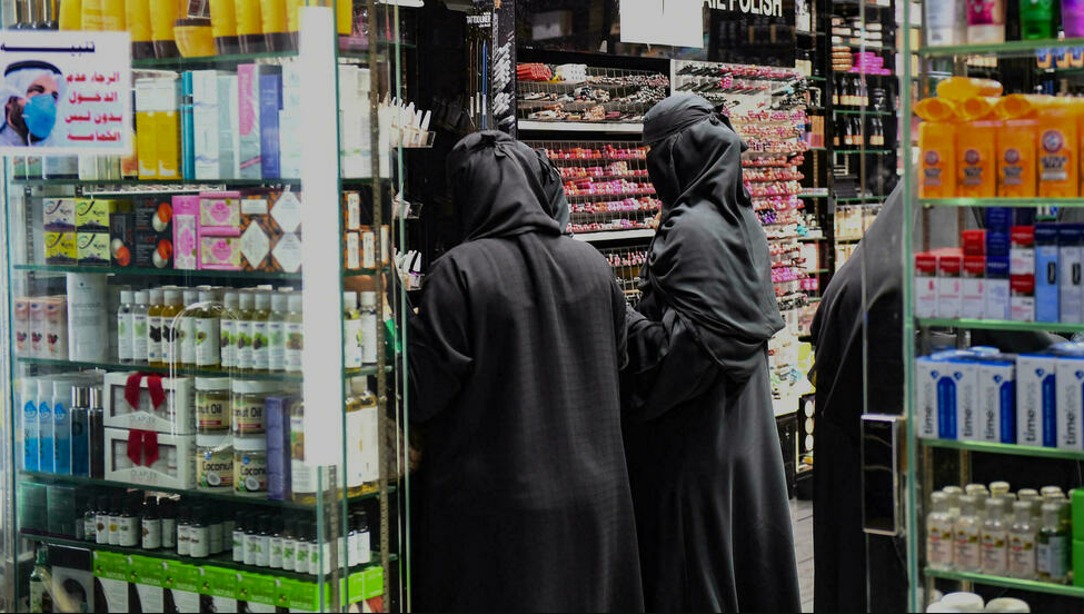 نساء يشترين مستحضرات تجميل من متجر في مدينة جدة في السعودية
