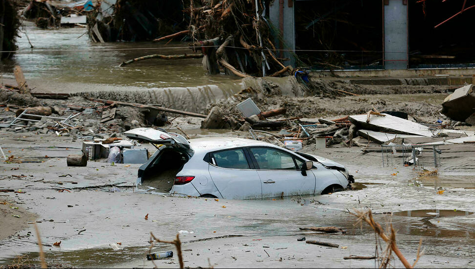 سيارة منكوبة إثر فيضانات عارمة اجتاحت مدينة كاستامونو تركيا