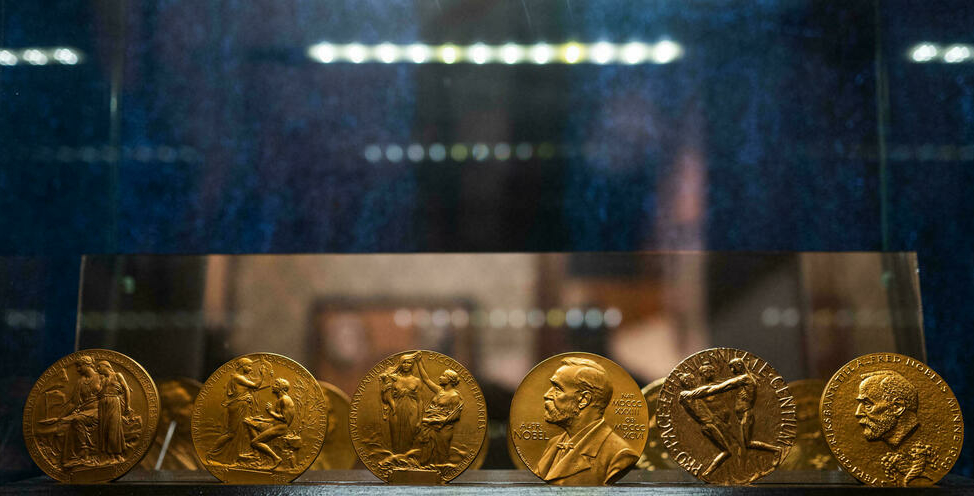 صورة مؤرخة في 16 سبتمبر 2021 تظهر ميداليات لجوائز نوبل