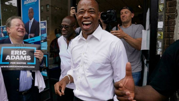المرشح الديموقراطي لرئاسة بلدية نيويورك اريك آدامز خلال حملته الانتخابية في بروكلين