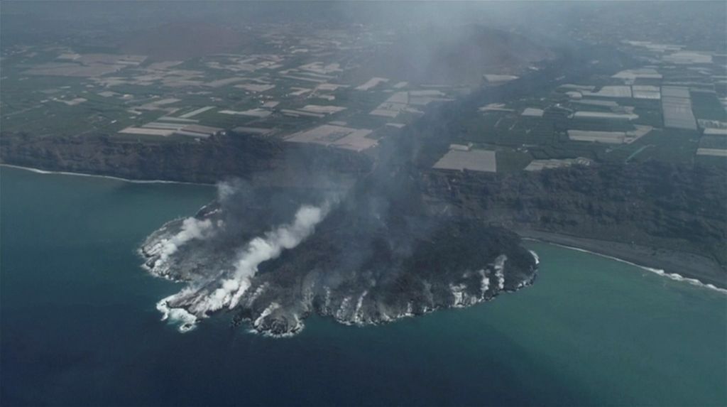 حمم بركان كومبر فيجا تصل مياه المحيط الأطلسي للمرة الثانية
