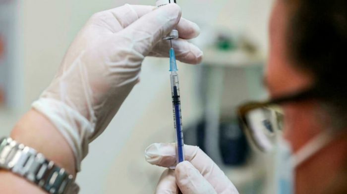 عاملة صحة تحضر جرعة من لقاح فايزر في مركز طبي في حولون قرب تل ابيب