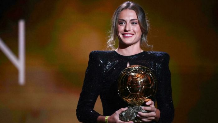 لاعبة برشلونة الاسبانية أليكسيا بوتياس مع الكرة الذهبية لأفضل لاعبة في العالم هذا العام خلال حفل الكرة الذهبية لمجلة فرانس فوتبول