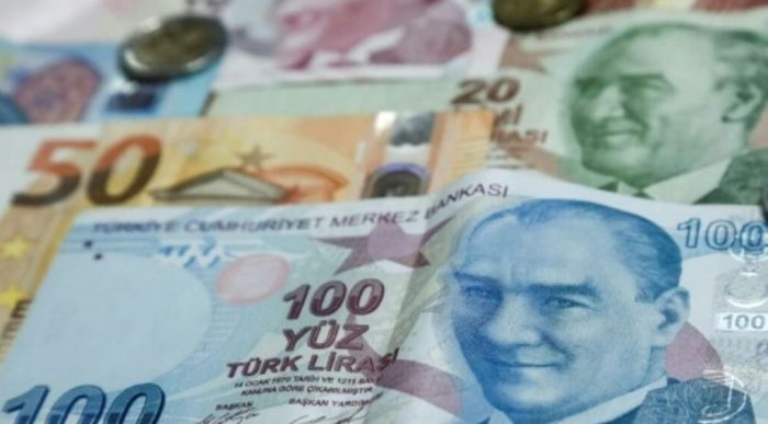 أوراق الليرة التركية واليورو النقدية