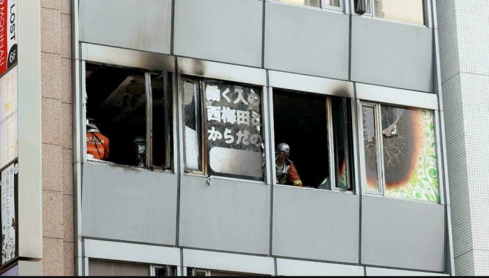 عناصر إطفاء داخل مبنى في مدينة أوساكا في غرب اليابان إثر إخماد حريق اندلع فيه