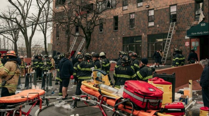رجال إسعاف خارج مبنى في برونكس بنيويورك، حيث اندلع حريق عنيف أدى إلى مقتل عدد من الأشخاص في 9 يناير 2021