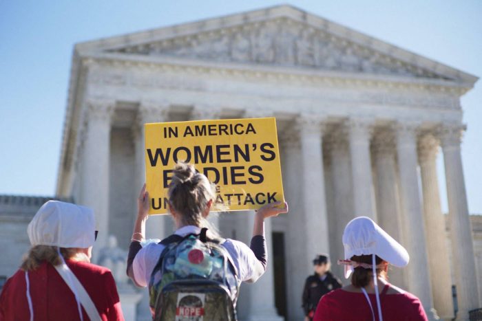 مؤيدون لحق الإجهاض يتظاهرون أمام المحكمة العليا في واشنطن في فاتح نوفمبر 2021