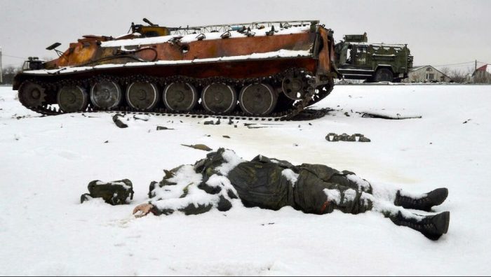 جثة جندي روسي بالقرب من مدينة خاركيف الأوكرانية