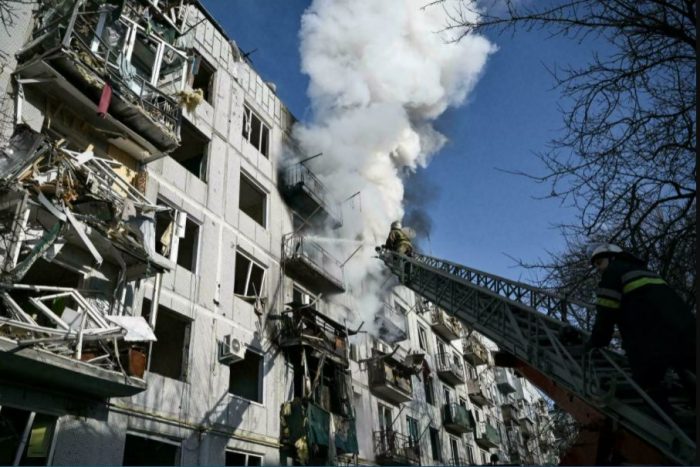 فرق الإطفاء تحاول إخماد النيران في مبنى قصفته القوات الروسية في مدية تشوخويف في شرق أوكرانيا