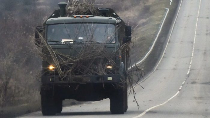 قافلة عسكرية روسية تسير على طول طريق في منطقة روستوف على الحدود مع إقليم دونيتسك الانفصالي في شرق أوكرانيا