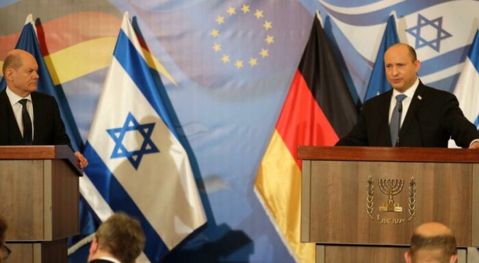 رئيس الوزراء الإسرائيلي نفتالي بينيت والمستشار الألماني لأولاف شولتس خلال مؤتمر صحافي في فندق الملك داوود في القدس