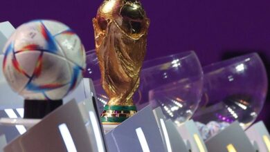 كأس العالم وكرة الرحلة المخصصة لمونديال قطر 2022 خلال قرعة المجموعات في الدوحة