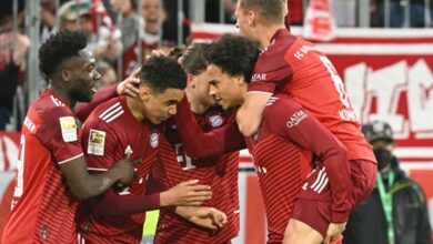 لاعبو بايرن ميونيخ يحتفلون بالتتويج بلقب الدوري الالماني عقب الفوز على بوروسيا دورتموند 3-2