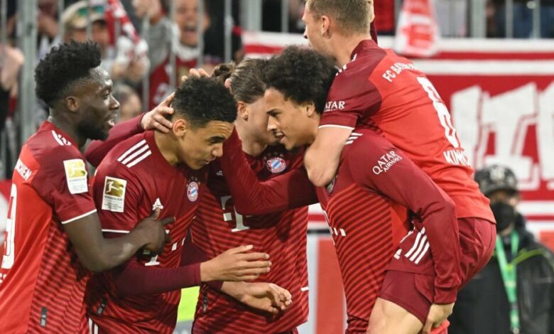 لاعبو بايرن ميونيخ يحتفلون بالتتويج بلقب الدوري الالماني عقب الفوز على بوروسيا دورتموند 3-2