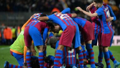 لاعبو برشلونة يحتفلون بهدف بيدري ضد إشبيلية في الدوري الاسباني لكرة القدم في ملعب كامب
