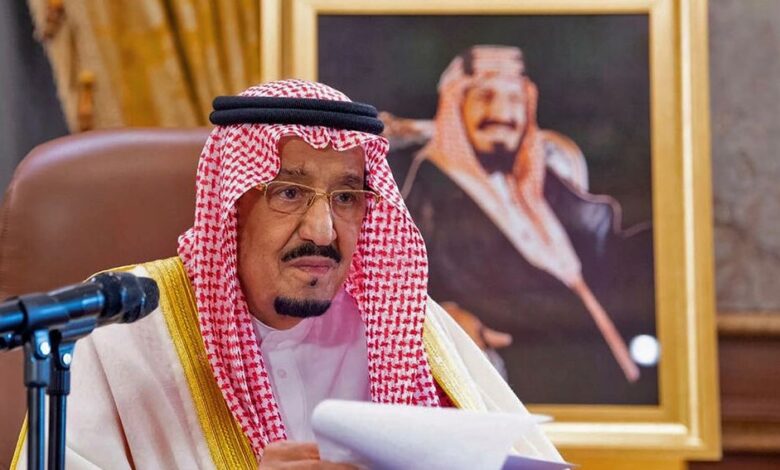 الملك سلمان لدى القائه خطابا في الرياض بندر الجلود الديوان الملكي السعودي