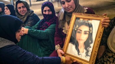 والدة إيناس عبد السلام تحمل صورتها في مجلس عزاء أقيم لابنتها