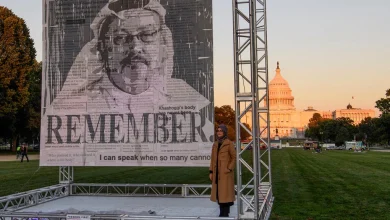 خديجة جنكيز أمام صورة خاشقجي في واشنطن بتاريخ 2 اكتوبر 2021