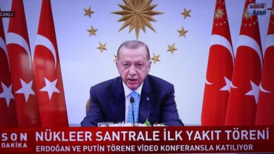 صورة تظهر شاشة في انقرة تبث كلمة الرئيس التركي رجب طيب اردوغان عبر رابط الفيديو عند افتتاح اول محطة نووية في 27 أبريل عبر قناة Haber Turk.