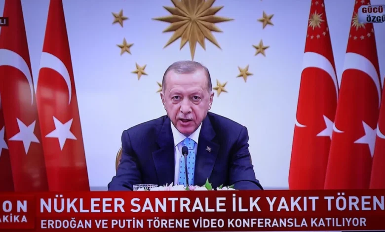 صورة تظهر شاشة في انقرة تبث كلمة الرئيس التركي رجب طيب اردوغان عبر رابط الفيديو عند افتتاح اول محطة نووية في 27 أبريل عبر قناة Haber Turk.