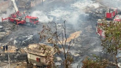 فرق الإطفاء تعمل على إخماد الحريق الذي شب في استوديو الأهرام، 16 مارس 2024.