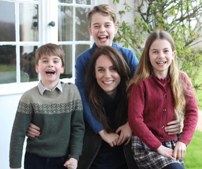 صورة نشرها قصر كنسينغتون بتاريخ العاشر من مارس 2024 للأميرة كيت مُحاطة بأولادها الثلاثة
