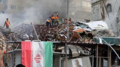 أثناء إخماد النيران بعد القصف الذي استهدف مبنى القنصلية الإيرانية في دمشق في الأول من أبريل 2024