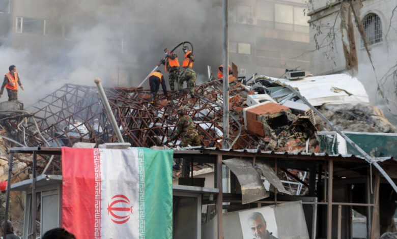 أثناء إخماد النيران بعد القصف الذي استهدف مبنى القنصلية الإيرانية في دمشق في الأول من أبريل 2024