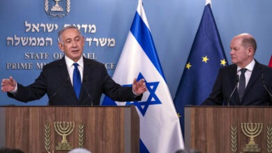 رئيس الوزراء الإسرائيلي السابق بنيامين نتانياهو (يسار) خلال مؤتمر صحافي مشترك مع المستشار الألماني أولاف شولتس في القدس بتاريخ 17 مارس 2024