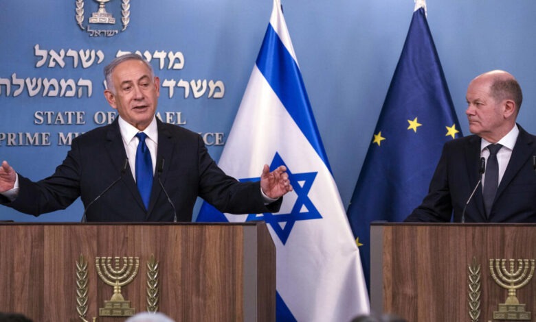رئيس الوزراء الإسرائيلي السابق بنيامين نتانياهو (يسار) خلال مؤتمر صحافي مشترك مع المستشار الألماني أولاف شولتس في القدس بتاريخ 17 مارس 2024