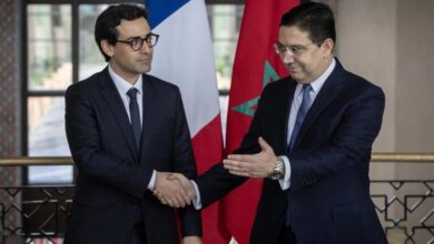 وزير الخارجية المغربي ناصر بوريطة (الى اليمين) يرحب بنظيره الفرنسي ستيفان سيجورنيه في الرباط في 26 فبراير 2024