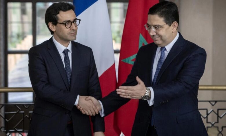 وزير الخارجية المغربي ناصر بوريطة (الى اليمين) يرحب بنظيره الفرنسي ستيفان سيجورنيه في الرباط في 26 فبراير 2024