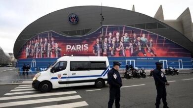 ضباط الشرطة يقفون أمام ملعب بارك دي برينس في باريس عشية مباراة سابقة في لكرة القدم للمجموعة الأولى في دوري أبطال أوروبا بين باريس سان جيرمان ودورتموند.