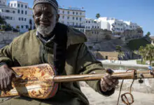 صورة التقطت في مدينة طنجة القديمة في 23 أبريل 2024 لفنان موسيقى كناوة المغربي عبد الله الكورد (77 عاماً)
