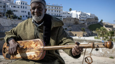 صورة التقطت في مدينة طنجة القديمة في 23 أبريل 2024 لفنان موسيقى كناوة المغربي عبد الله الكورد (77 عاماً)