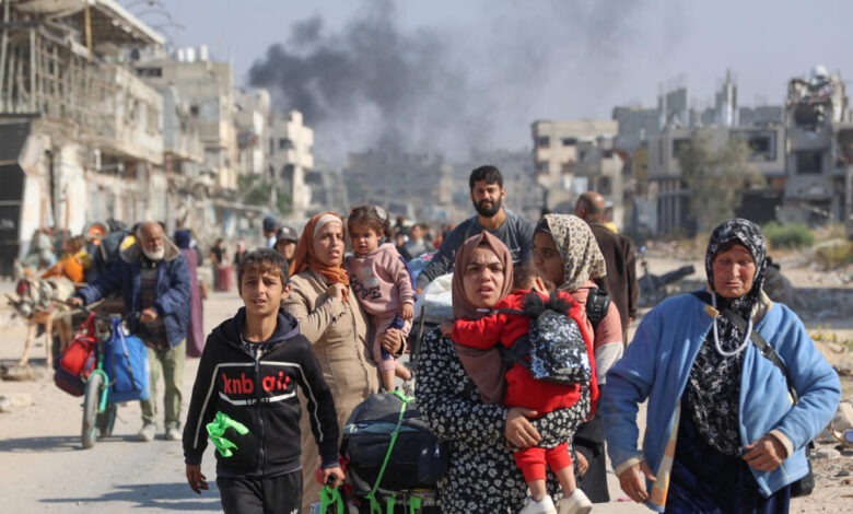 فلسطينيون مهجرون من مخيمات بيت حانون يعبرون طريق صلاح الدين الرئيسي إلى جباليا شمال قطاع غزة في أعقاب أوامر الإخلاء التي أصدرها الجيش الإسرائيلي.