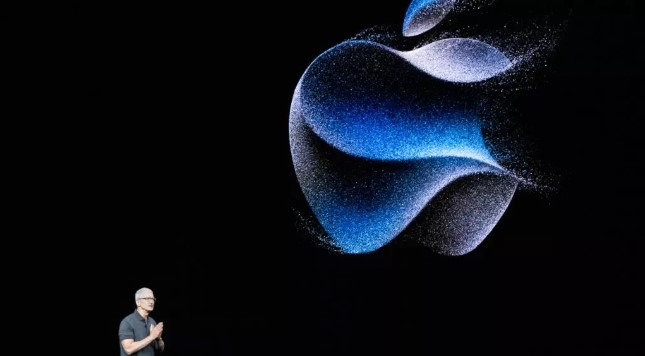 رئيس شركة آبل تيم كوك خلال إطلاق هاتف "آي فون 15" في كوبرتينو بولاية كاليفورنيا الأميركية في 12 سبتمبر 2023
