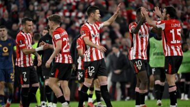 لاعبو أتلتيك بلباو أثناء نهاية مباراة إياب دور الـ 16 من الدوري الأوروبي لكرة القدم بين التي جمعت فريقهم بروما على ملعب سان ماميس في بلباو. 13 مارس 2025.