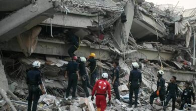 آسيا، يبحث رجال الإنقاذ عن ناجين محاصرين تحت أنقاض مبنى سكاي فيلا السكني المنهار في ماندالاي في 29 مارس/آذار 2025، بعد يوم من وقوع زلزال في وسط بورما.