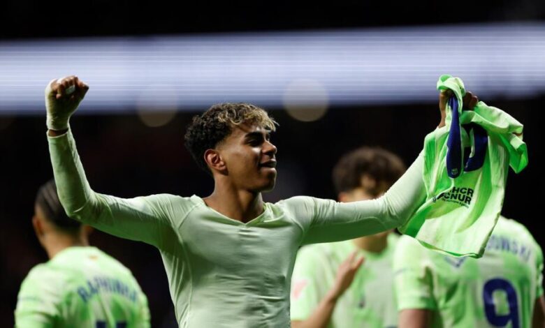 لامين جمال مهاجم برشلونة يحتفل بهدفه في مرمى أتلتيكو مدريد (4-2) في الدوري الإسباني لكرة القدم. مدريد، في 16 مارس 2025