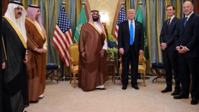 الرئيس الأمريكي دونالد ترامب وولي ولي العهد السعودي الأمير محمد بن سلمان آل سعود في اجتماع ثنائي في الرياض في 20 ماي 2017.