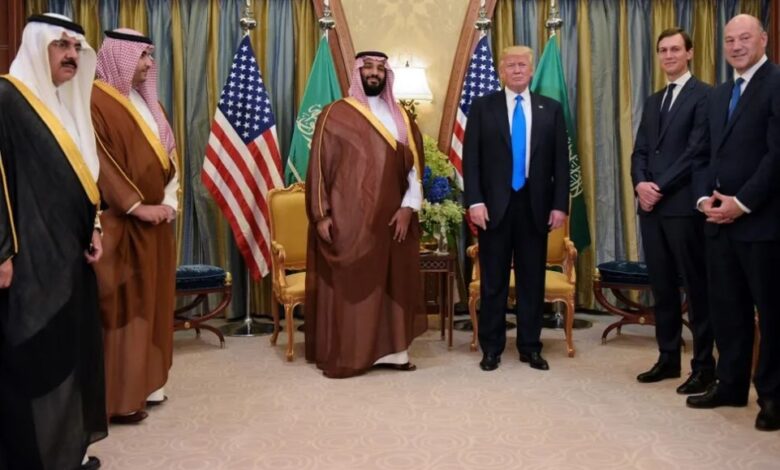 الرئيس الأمريكي دونالد ترامب وولي ولي العهد السعودي الأمير محمد بن سلمان آل سعود في اجتماع ثنائي في الرياض في 20 ماي 2017.