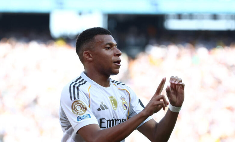 الفرنسي كيليان مبابي مهاجم ريال مدريد الإسباني يحتفل بعد تسجيله الهدف الثالث لفريقه في مرمى بوروسيا دورتموند الالماني في ملعب "ميتلايف ستايدوم" في إيست راذرفورد في 5 يوليوز 2025