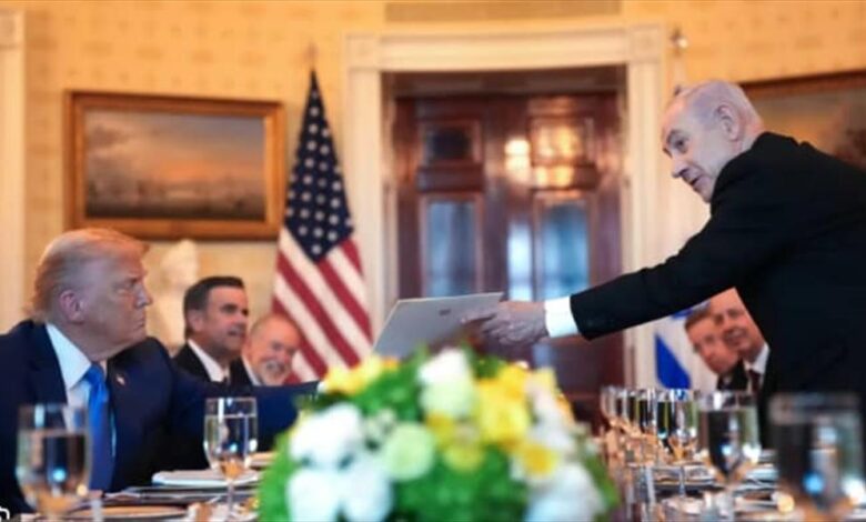 رئيس الوزراء الإسرائيلي بنيامين نتانياهو يسلم رسالة ترشيح الرئيس الأمريكي دونالد ترامب لجائزة نوبل للسلام، خلال عشاء ثنائي في البيت الأبيض واشنطن، 7 يوليو 2025.